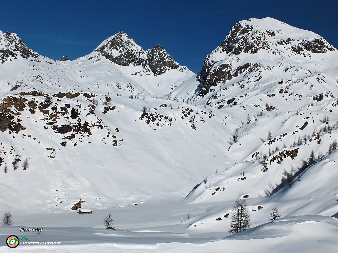 52 Il Lago Rotondo coperto di neve....JPG